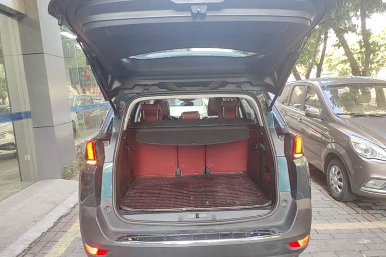 Used Peugeot 5008 2017 380THP 7-Seater Elite Edition Trunk