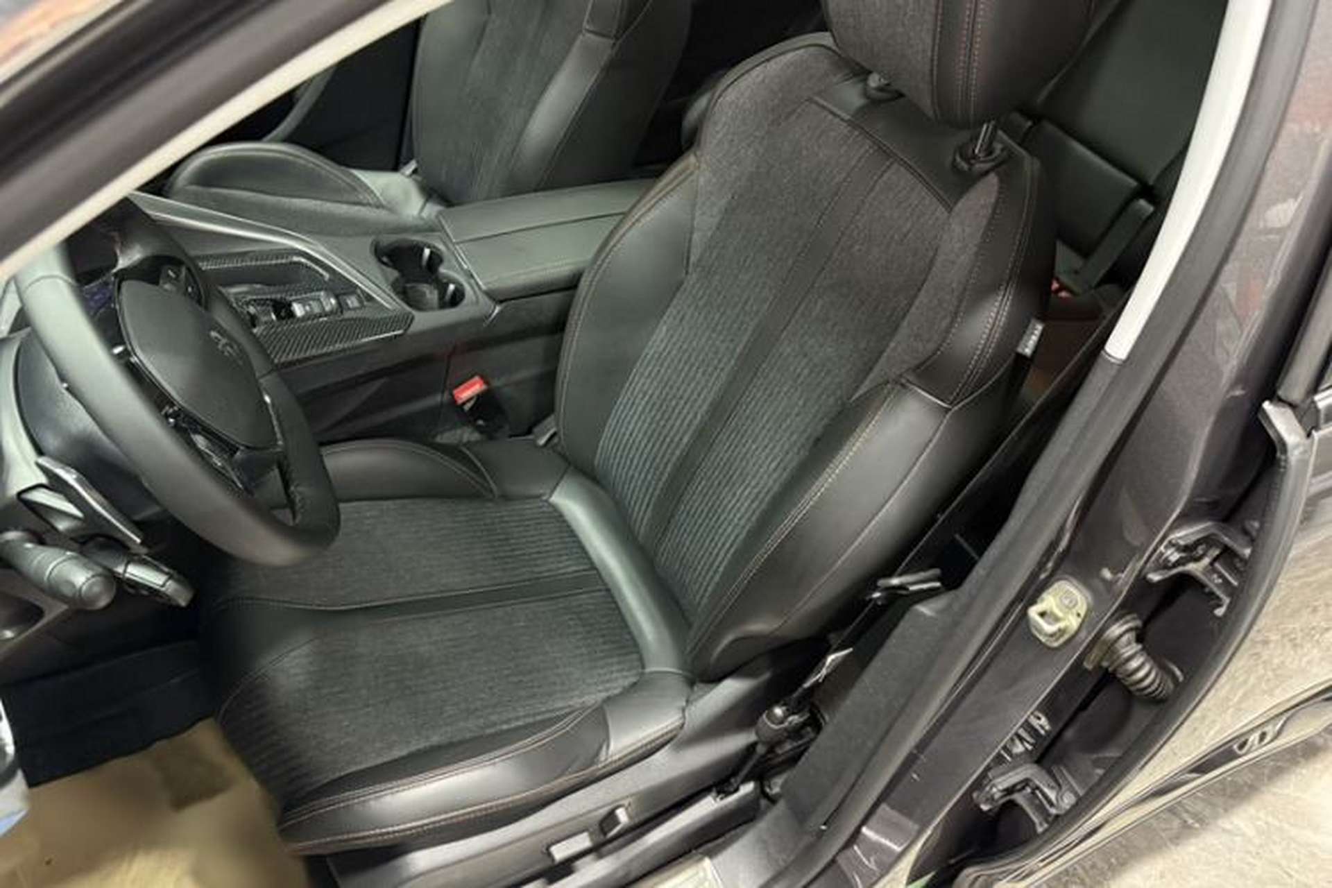 Used Peugeot 5008 2017 350THP 5-Seat Elite Edition Interior 5