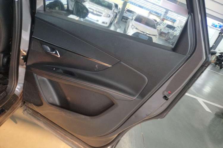 Used Peugeot 5008 2017 380THP 5-Seater Elite Edition Interior 6