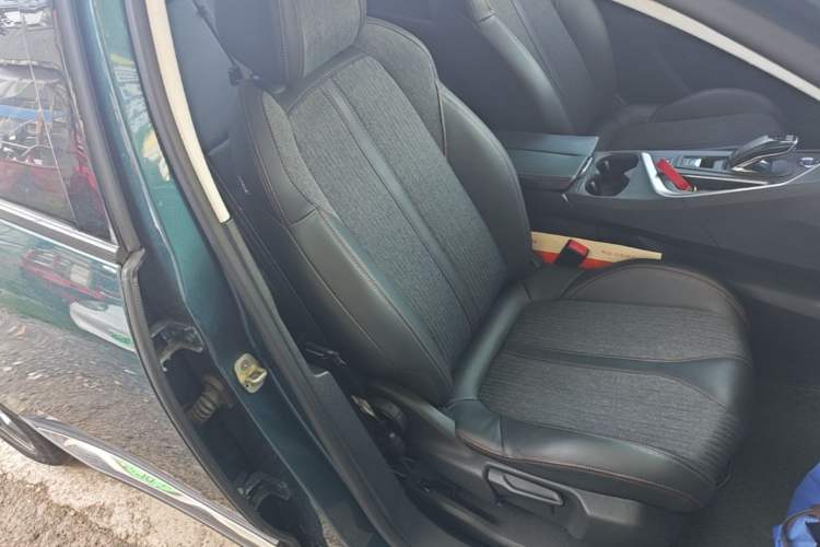 Used Peugeot 5008 2017 350THP 7-Seater Elite Edition Right Front Seat