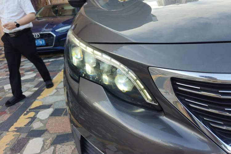 Used Peugeot 5008 2017 380THP 5-Seater Elite Edition Right Front Headlight