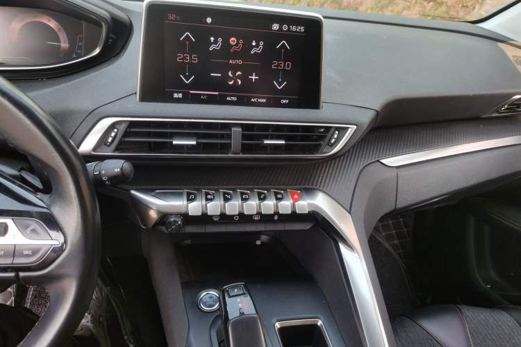 Used Peugeot 5008 2017 380THP 7-Seater Elite Edition Audio And AC Panel