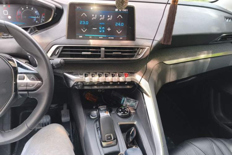 Used Peugeot 5008 2017 380THP 7-Seater Luxury Edition Audio And AC Panel