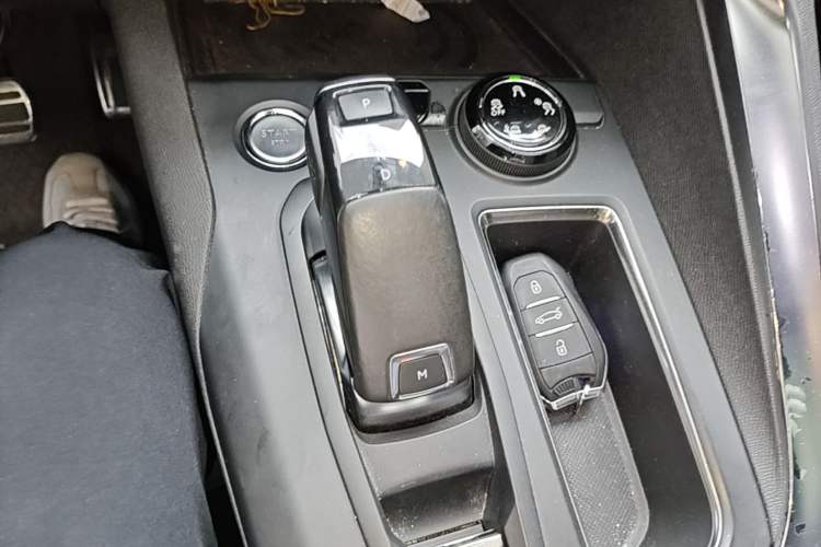 Used Peugeot 5008 2017 380THP 7-Seater Luxury GT Edition Gear Lever
