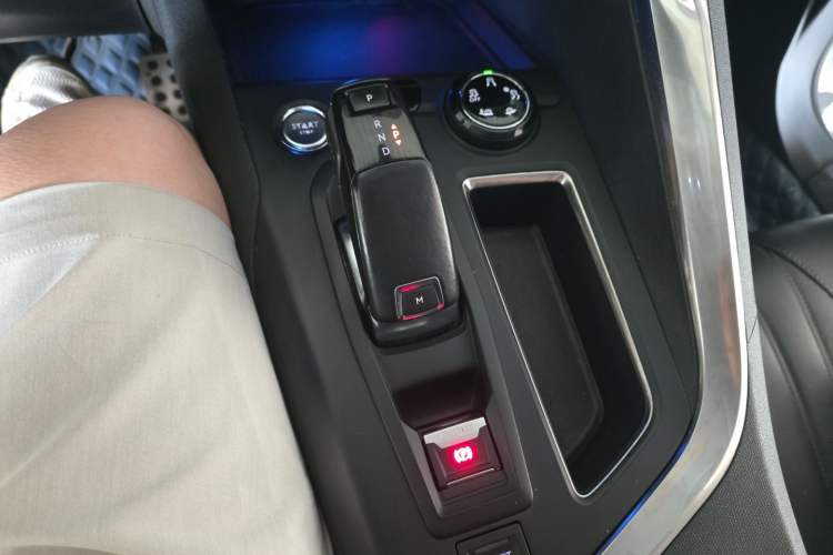 Used Peugeot 5008 2017 380THP 7-Seater Luxury Edition Gear Lever