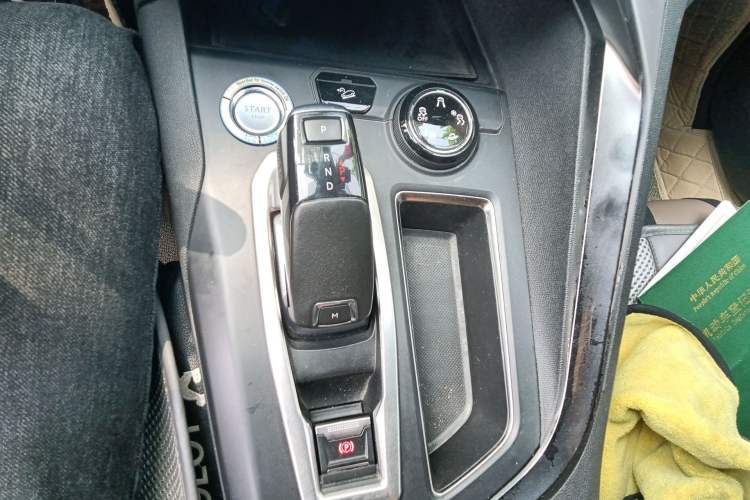 Used Peugeot 5008 2017 380THP 7-Seater Luxury GT Edition Gear Lever