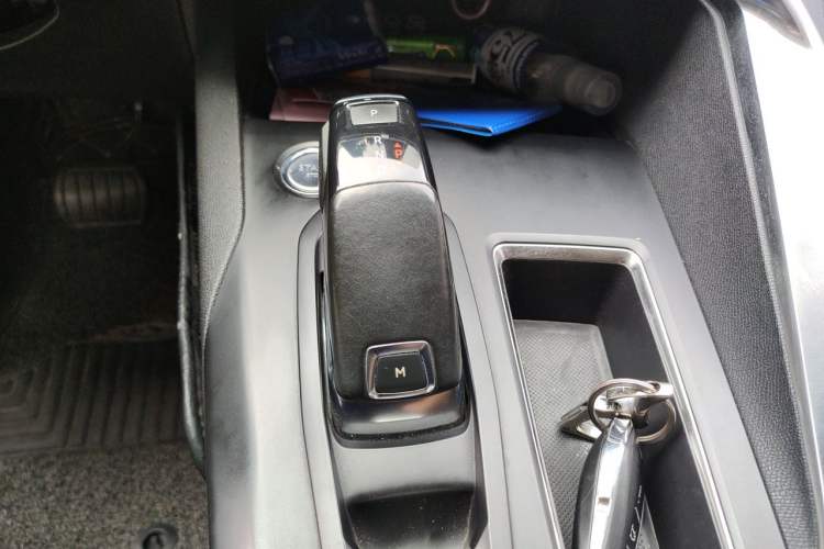 Used Peugeot 5008 2017 350THP 7-Seater Elite Edition Gear Lever