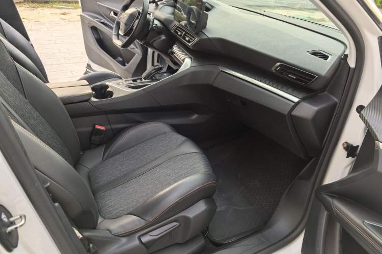 Used Peugeot 5008 2017 380THP 7-Seater Elite Edition Interior 9