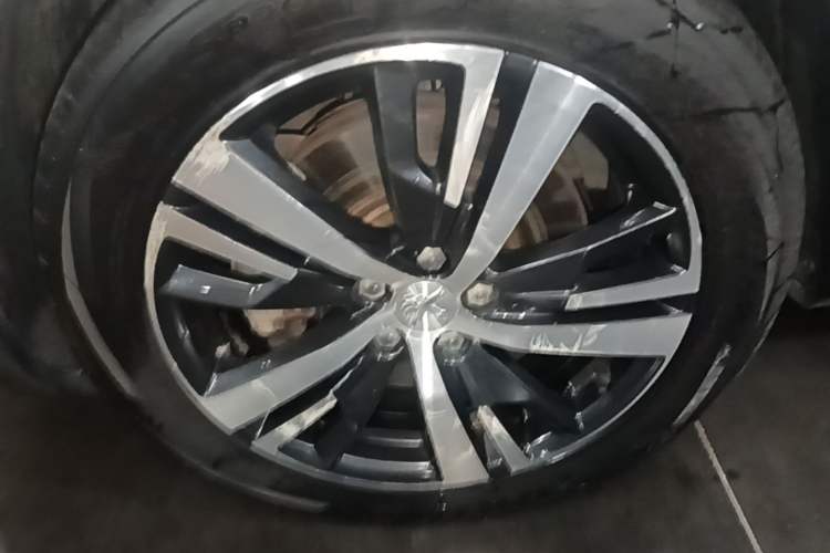 Used Peugeot 5008 2017 350THP 7-Seater Elite Edition Left Front Wheel Hub