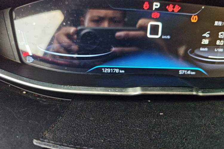 Used Peugeot 5008 2017 380THP 7-Seater Elite Edition Odometer Close Up
