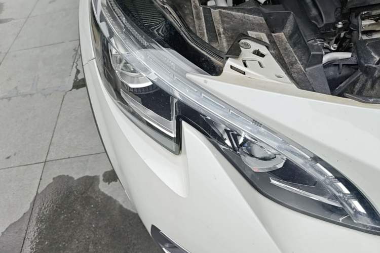 Used Peugeot 5008 2017 380THP 7-Seater Luxury GT Edition Right Front Headlight