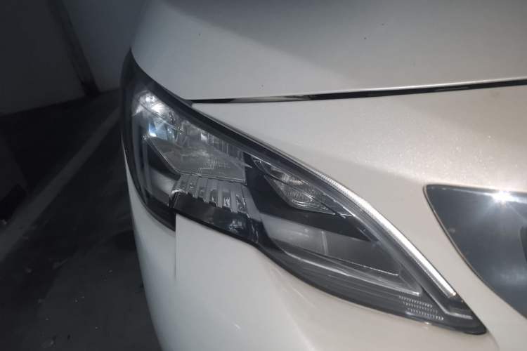 Used Peugeot 5008 2017 380THP 7-Seater Elite Edition Right Front Headlight