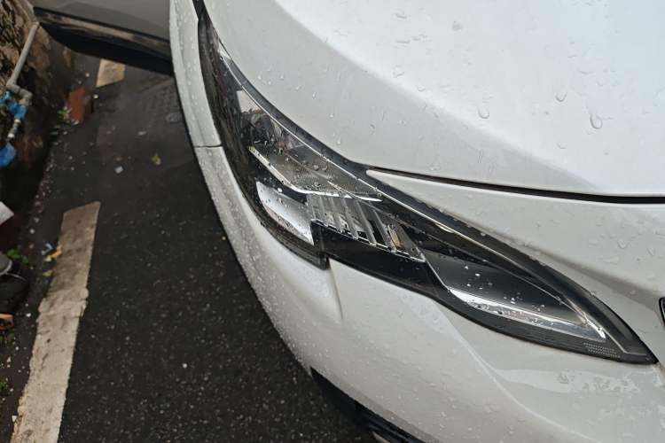 Used Peugeot 5008 2017 380THP 7-Seater Luxury Edition Right Front Headlight