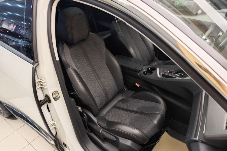 Used Peugeot 5008 2017 380THP 7-Seater Elite Edition Right Front Seat