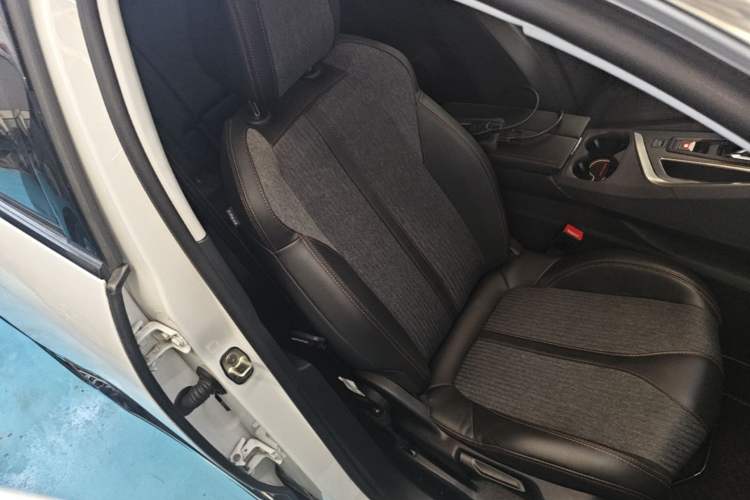 Used Peugeot 5008 2017 380THP 7-Seater Elite Edition Right Front Seat