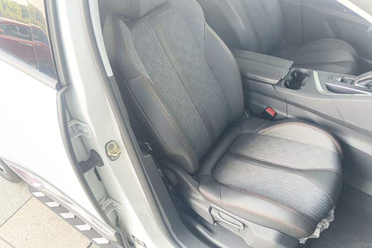 Used Peugeot 5008 2017 350THP 7-Seater Elite Edition Right Front Seat