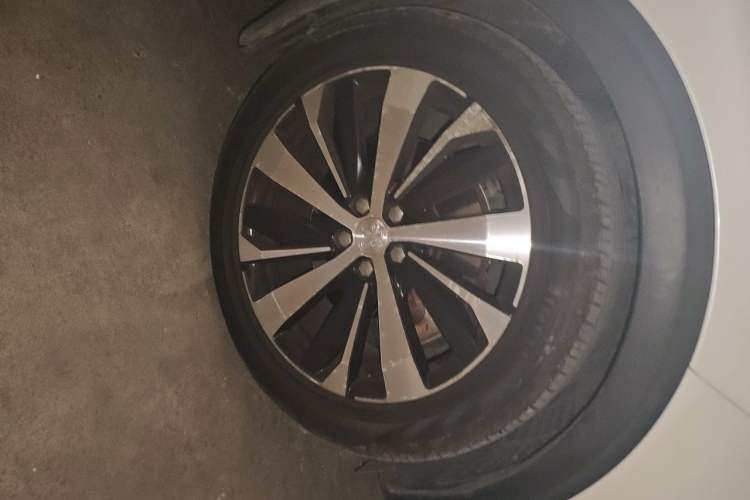 Used Peugeot 5008 2017 380THP 7-Seater Luxury Edition Right Front Wheel Hub