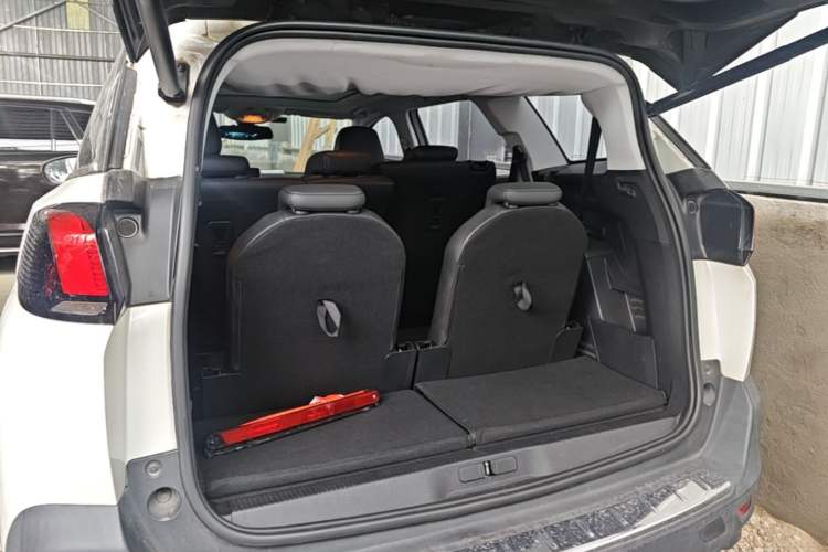 Used Peugeot 5008 2017 380THP 7-Seater Elite Edition Trunk