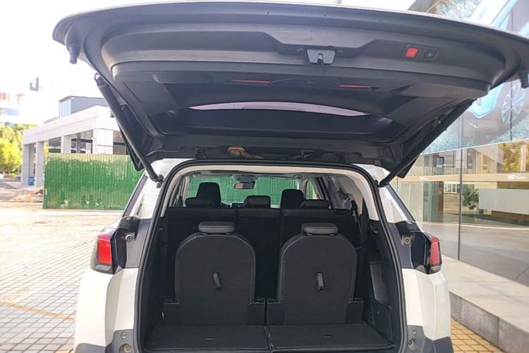 Used Peugeot 5008 2017 380THP 7-Seater Luxury Edition Trunk