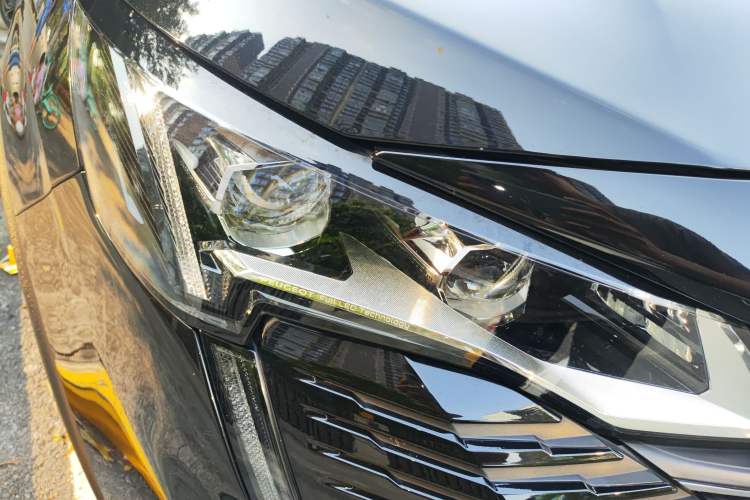 Used Peugeot 5008 2021 400THP 7-Seater Flagship GT Edition Right Front Headlight