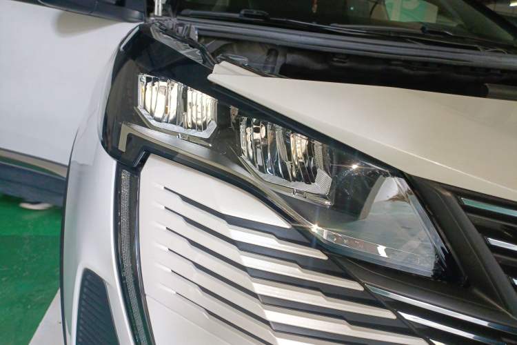 Used Peugeot 5008 2021 360THP 7-Seater Power Edition Right Front Headlight
