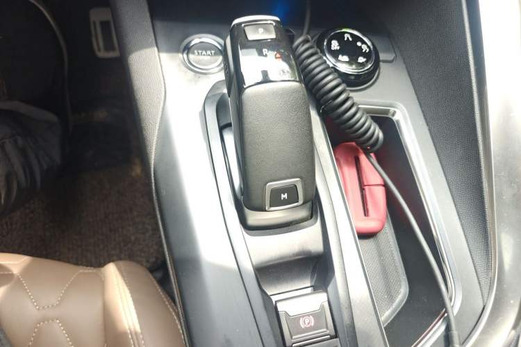 Used Peugeot 5008 2023 400THP Flagship Glory Edition 7-Seater Gear Lever