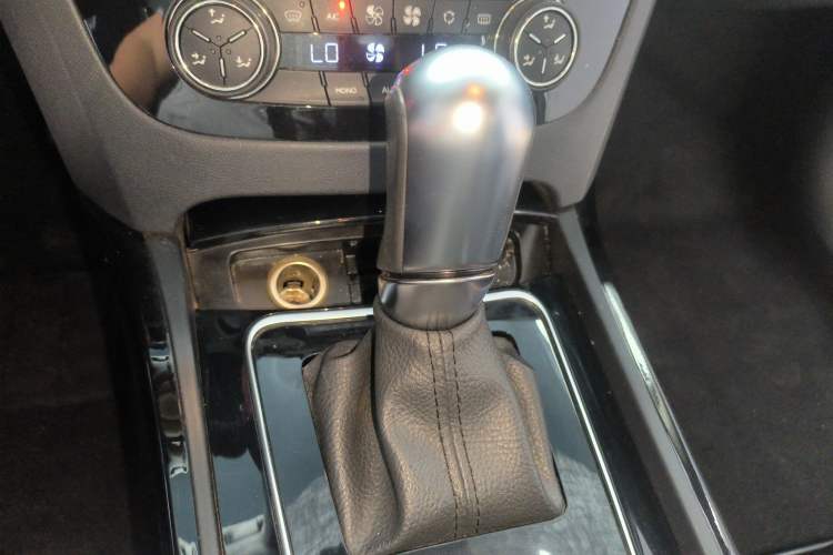 Used Peugeot 508 2012 2.0L Automatic Sunroof Classic Edition Gear Lever