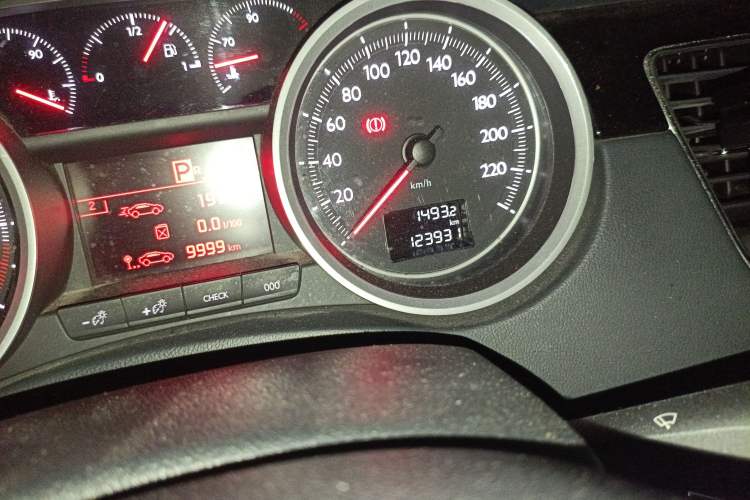 Used Peugeot 508 2012 2.0L Automatic Sunroof Classic Edition Odometer Close Up