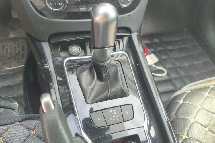 Used Peugeot 508 2013 2.0L 2nd Anniversary Edition with Automatic Sunroof – Classic Version Gear Lever