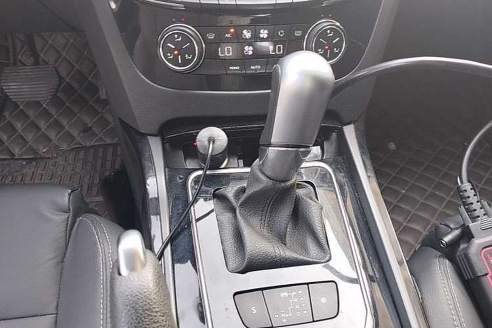 Used Peugeot 508 2013 2.0L 2nd Anniversary Edition with Automatic Sunroof – Classic Version Gear Lever