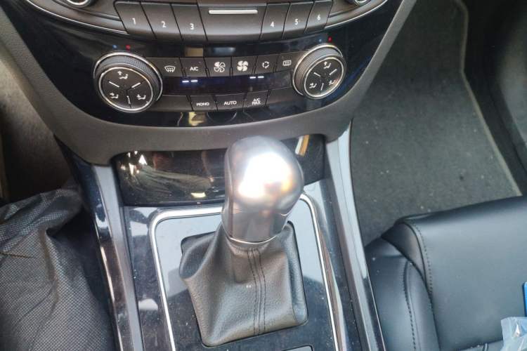 Used Peugeot 508 2013 2.0L 2nd Anniversary Edition with Automatic Sunroof – Classic Version Gear Lever