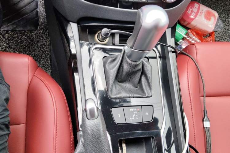 Used Peugeot 508 2013 2.0L 2nd Anniversary Edition with Automatic Sunroof – Classic Version Gear Lever