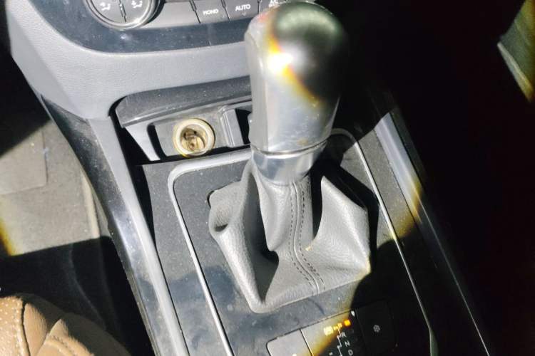 Used Peugeot 508 2013 2.0L 2nd Anniversary Edition with Automatic Sunroof – Classic Version Gear Lever