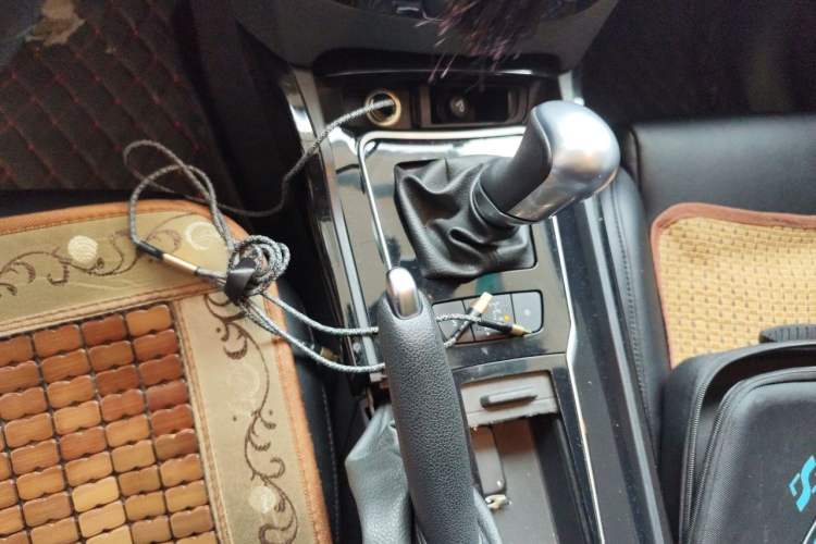 Used Peugeot 508 2013 2.0L 2nd Anniversary Edition with Automatic Sunroof – Classic Version Gear Lever