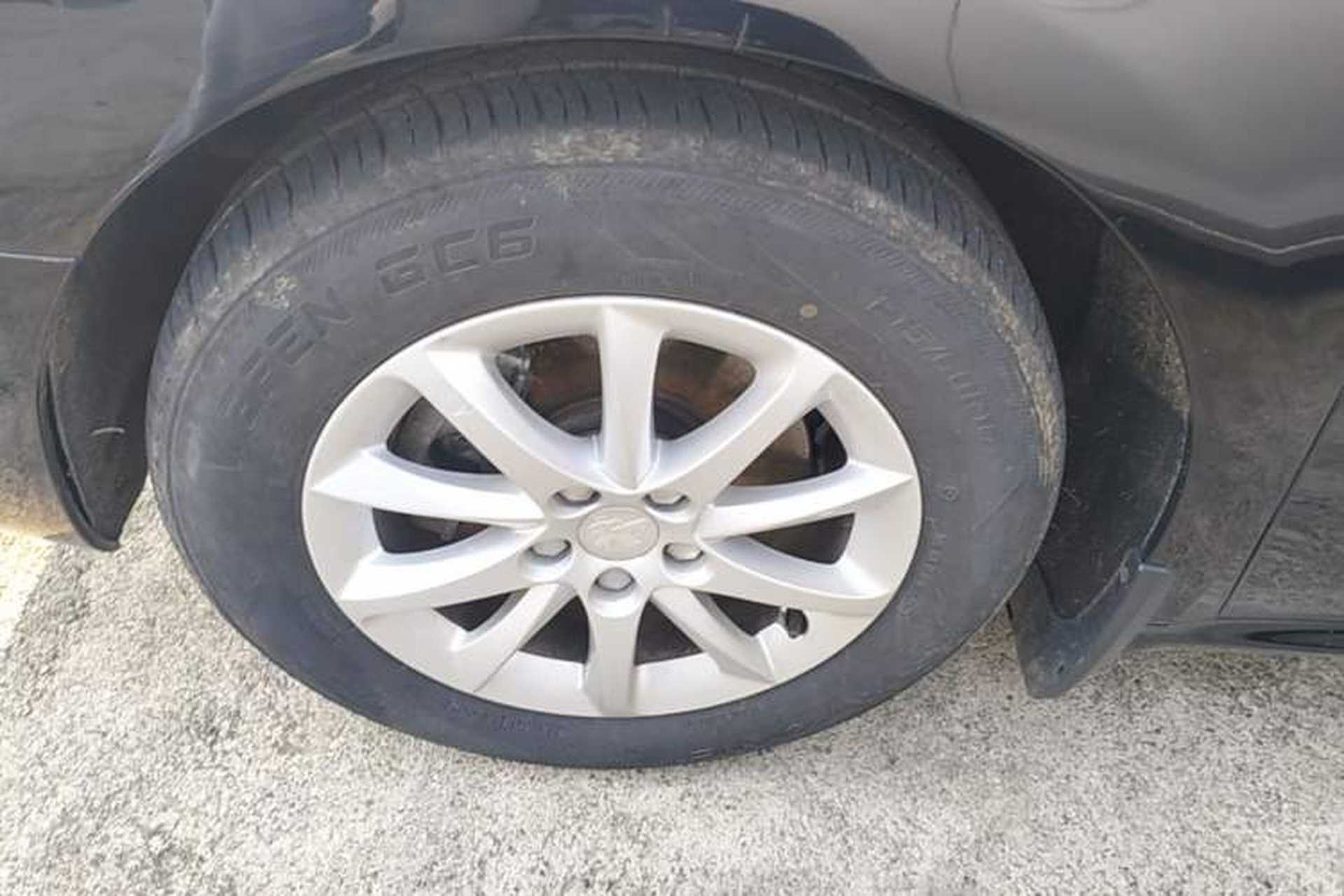 Used Peugeot 508 2013 2.0L 2nd Anniversary Edition with Automatic Sunroof – Classic Version Left Front Wheel Hub