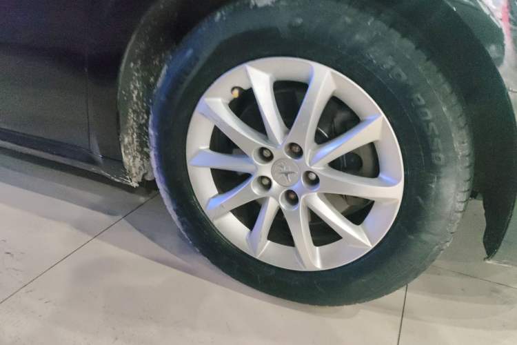 Used Peugeot 508 2013 2.0L 2nd Anniversary Edition with Automatic Sunroof – Classic Version Right Front Wheel Hub