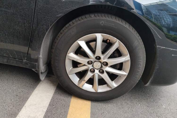 Used Peugeot 508 2013 2.0L 2nd Anniversary Edition with Automatic Sunroof – Classic Version Right Front Wheel Hub