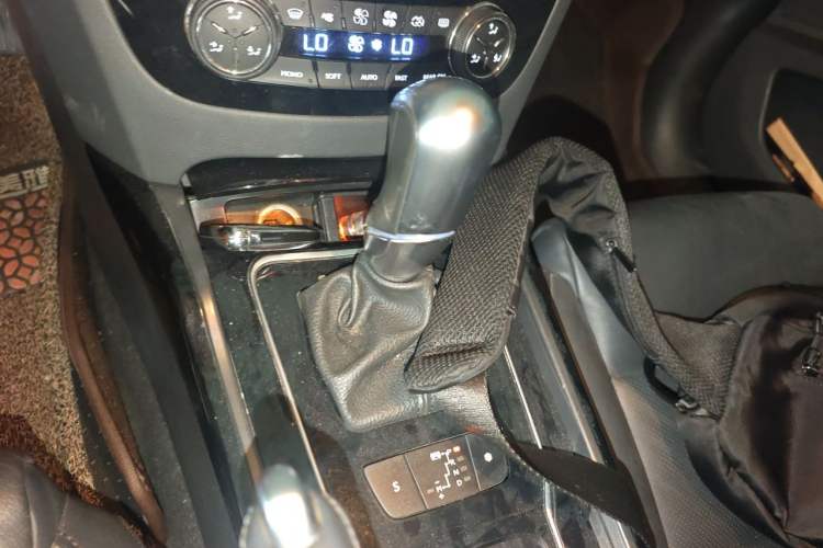 Used Peugeot 508 2013 2.3L Roland Garros Edition Gear Lever