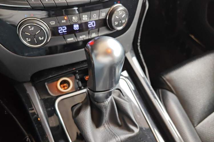 Used Peugeot 508 2013 2.0L 2nd Anniversary Edition with Automatic Sunroof – Classic Version Gear Lever