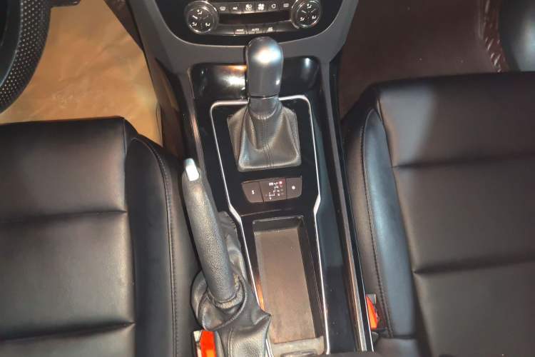 Used Peugeot 508 2013 2.0L 2nd Anniversary Edition with Automatic Sunroof – Classic Version Gear Lever