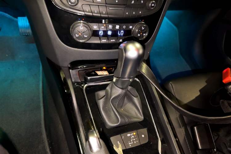 Used Peugeot 508 2013 2.0L 2nd Anniversary Edition with Automatic Sunroof – Classic Version Gear Lever