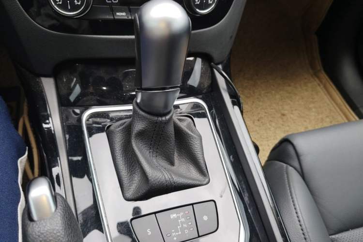 Used Peugeot 508 2013 2.0L 2nd Anniversary Edition with Automatic Sunroof – Classic Version Gear Lever