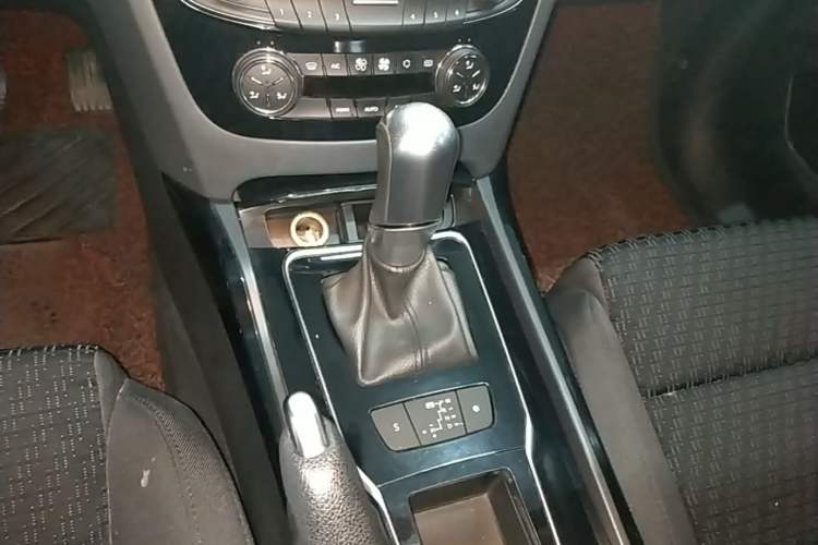 Used Peugeot 508 2013 2.0L 2nd Anniversary Edition with Automatic Sunroof – Classic Version Gear Lever