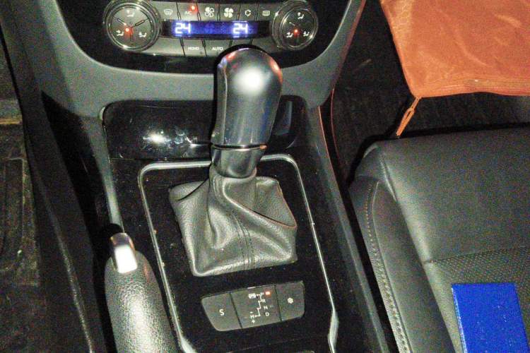 Used Peugeot 508 2013 2.0L 2nd Anniversary Edition with Automatic Sunroof – Classic Version Gear Lever