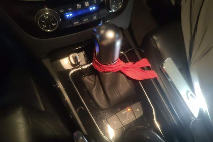 Used Peugeot 508 2013 2.0L 2nd Anniversary Edition with Automatic Sunroof – Classic Version Gear Lever
