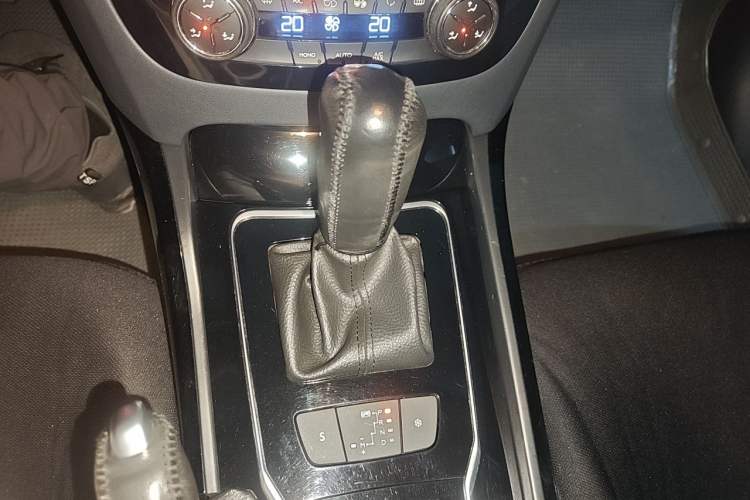 Used Peugeot 508 2013 2.0L 2nd Anniversary Edition with Automatic Sunroof – Classic Version Gear Lever