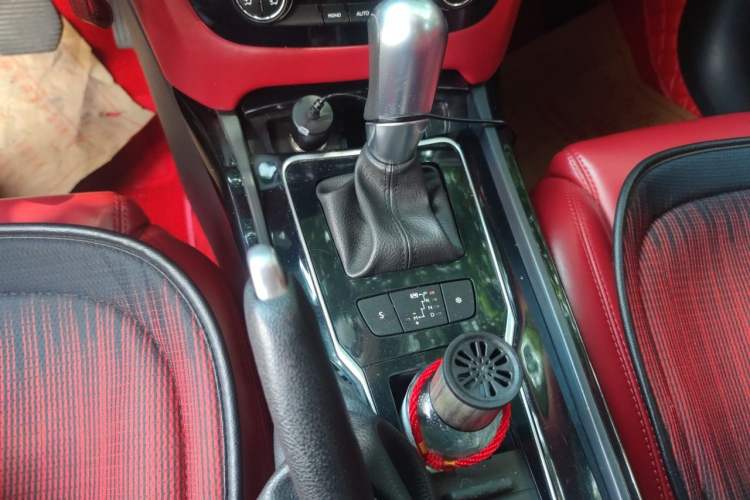 Used Peugeot 508 2013 2.0L 2nd Anniversary Edition with Automatic Sunroof – Classic Version Gear Lever
