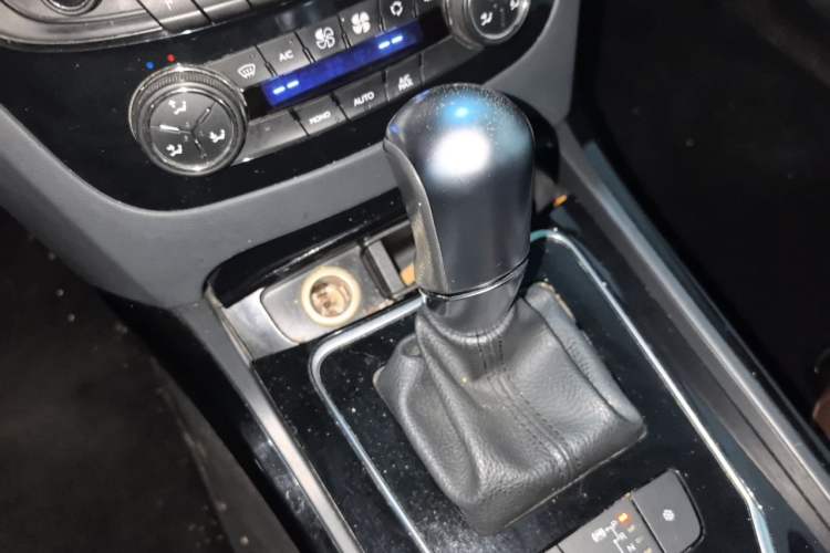 Used Peugeot 508 2013 2.0L 2nd Anniversary Edition with Automatic Sunroof – Classic Version Gear Lever