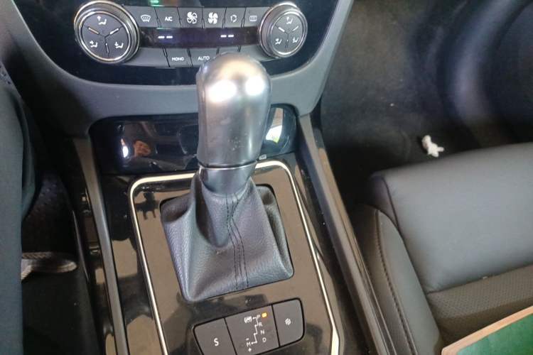 Used Peugeot 508 2013 2.0L 2nd Anniversary Edition with Automatic Sunroof – Classic Version Gear Lever