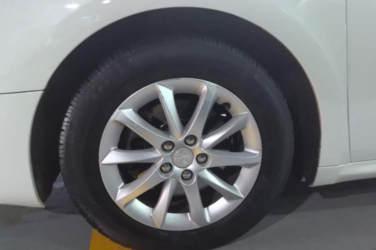 Used Peugeot 508 2013 2.0L 2nd Anniversary Edition with Automatic Sunroof – Classic Version Left Front Wheel Hub